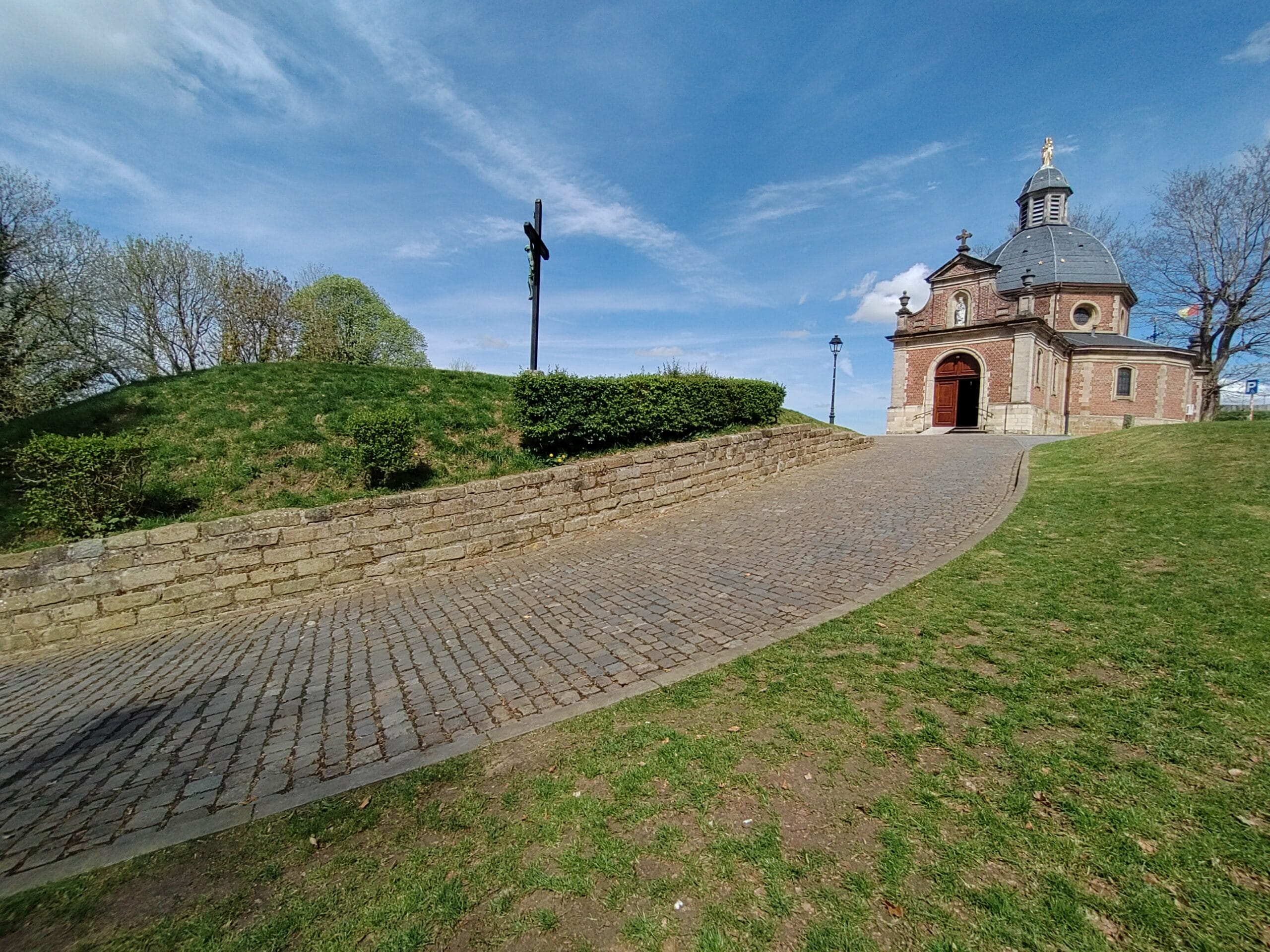 Parte final del Kapelmuur con adoquines y rampa dura en el Tour de Flandes